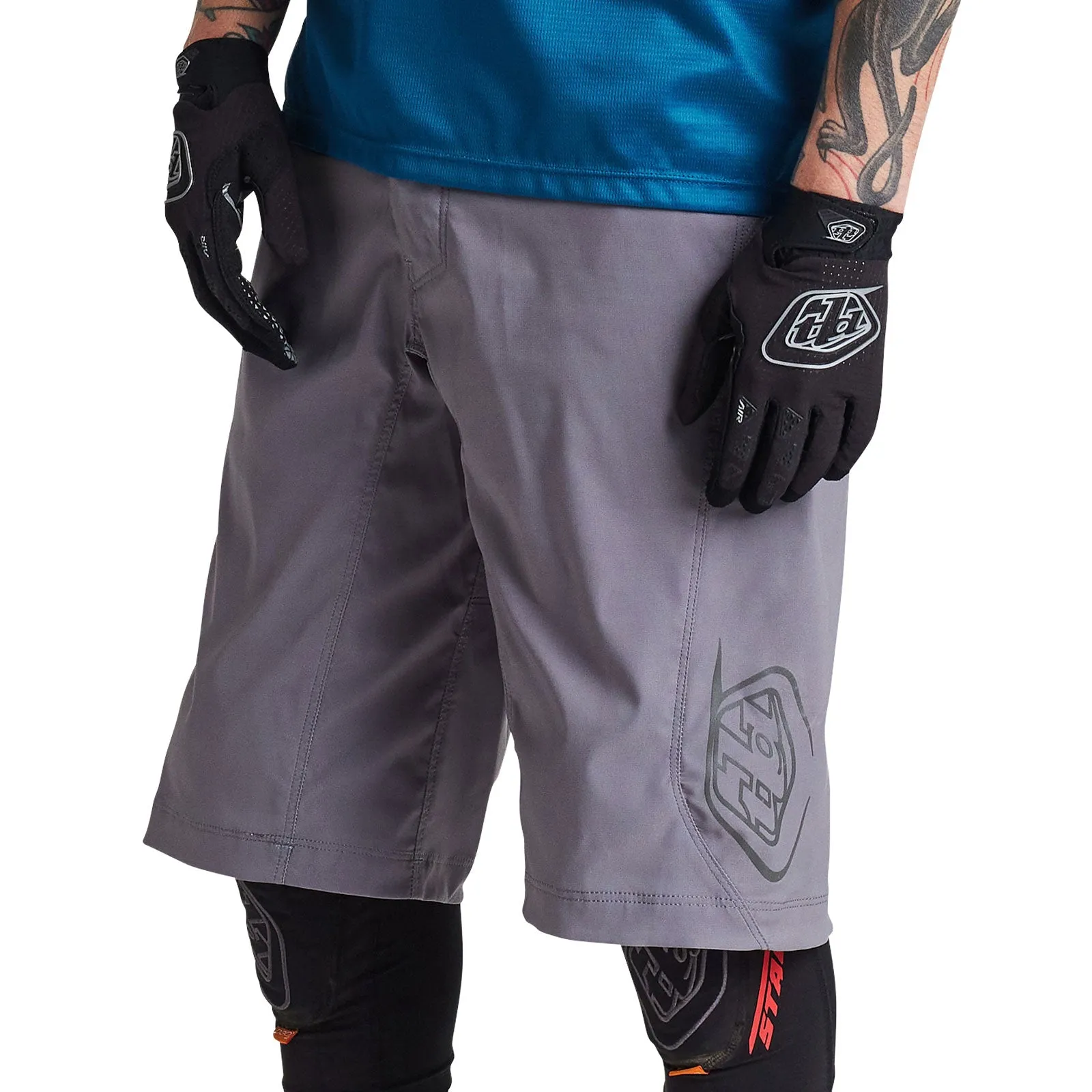 Flowline Short Shell Solid Charcoal